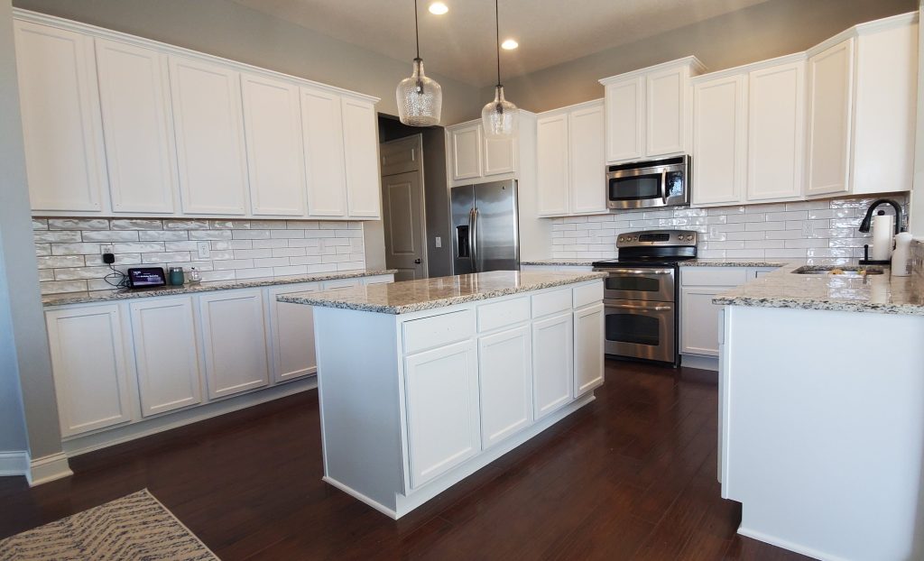 White kitchen island — Segor Painting